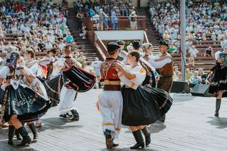 Vedra jsou neúnosná, pořadatelé slavného folklórního festivalu zvažují přesun krojového průvodu - Novinky