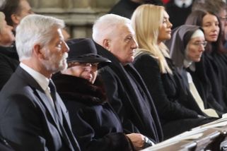 Politici, prezidenti i Bohdalová v popředí na pohřbu kardinála Duky a vedle nich Taťána Kuchařová