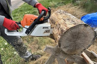 Motorová pila, která nezruinuje rozpočet? "Řadu jsem jich testovala, takto bych vybírala já"