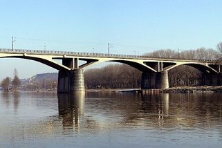 Most inteligence v Praze. Název ironický až posměšný, oficiálně Branický - Médium.cz
