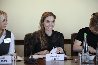 Angelina Jolie vstoupila do válečné zóny. Z jejího...
