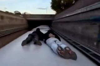 Dva Češi jeli ve Vídni na střeše metra a narazili do nadchodu - Novinky