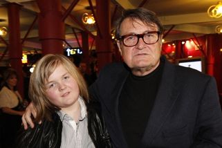 Syn Ivety Bartošové se proměnil v elegána. Má krásnou partnerku, bydlí spolu v bytě za 9 milionů - Médium.cz