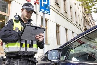 Pražané berou zákon do svých rukou. Denně volají strážníky kvůli parkování