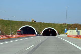 V tunelu se můžou rozsvítit speciální modrá světla. Pro řidiče je to jasný signál - Garáž.cz