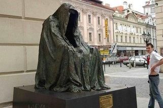 Praha 1 odstranila kontroverzní sochu prázdného pláště u Stavovského divadla - Novinky