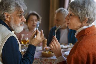 Snažila jsem se být dobrá hostitelka. Po tom, co se stalo na večeři, už k nám nikdo nechodí - Médium.cz