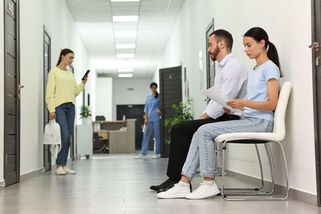 V čekárně u lékaře jsem si dovolila připomenout pořadí. Reakce důchodce rozesmála všechny kolem - Médium.cz