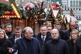 VIDEO: Pískot i nadávky. Scholze a další německé politiky musela v Magdeburku chránit policie