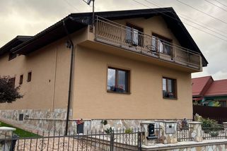 Realitní kancelář donutila manžele prodat rodinný dům u Prahy pod cenou. Skončili bez peněz a nemají kde bydlet