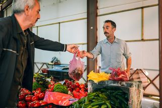 Karty už neberou, jen hotovost: Krátí si hospodští a stánky tržby?