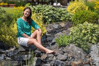 Třígenerační bungalov Gábiny Partyšové: interiér od slavného architekta a jezírko jako z pohádky - Proženy.cz