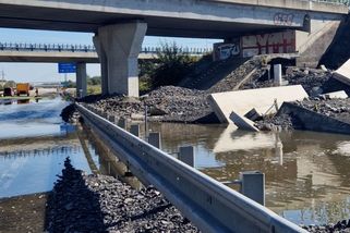 Na D1 u Bohumína stále proudí voda. Pokud změnila Odra řečiště, bude to s obnovením provozu složitější - Novinky