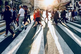 Na Slovensku nově může člověk dostat pokutu za rychlost, pokud poběží na autobus. Po chodníku se teď musí chodit a jezdit nanejvýš 6 km/h - Autobible.cz - Předjedeme vaše představy!