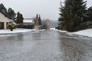 Jarek používá severskou lidovou metodu na kluzkou námrazu. „Nechápu ty, kteří ještě používají sůl a písek,“ kroutí hlavou