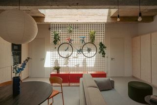 Byt ve vnitrobloku v pražských Vršovicích se změnil v moderní domov s kolem na zdi - Novinky