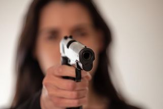 SPD chtěla do programového prohlášení princip nutné obrany „můj dům, můj hrad“. Neprošlo to - Novinky