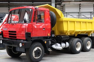 Řidič tatry naboural v kopřivnické továrně jedenáct aut, dostal pokutu patnáct stovek - Novinky