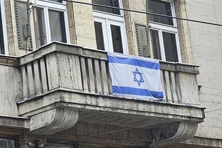 Na úředních budovách v Praze nadále vlají vlajky Ukrajiny či Izraele - Novinky