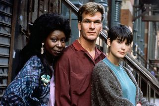 Film Duch slaví 35 let: Demi Moore potvrdil status hvězdy a z Bruce Willise udělal hlupáka - Proženy.cz