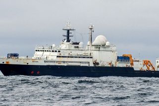 Britové odhalili ve svých vodách ruskou špionážní loď, mířila lasery na piloty - Novinky