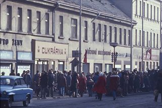 Fronty za socialismu se stály na banány, televize i toaletní papír. Zelinář byl král a ervéháčko měl doma každý