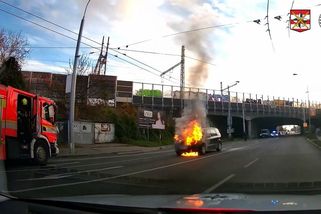 Hořící auto se v odpolední špičce rozjelo ulicí v Brně. Prchající řidič zapomněl zatáhnout ruční brzdu - Novinky