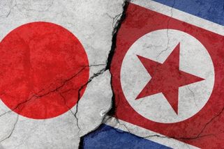 Místo podání ruky údery pěstí. Jak Severokorejci zdravili japonské fotbalisty