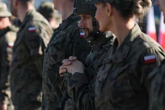 Před vojenskou zdravotní komisi má jít 235 tisíc Poláků - Novinky