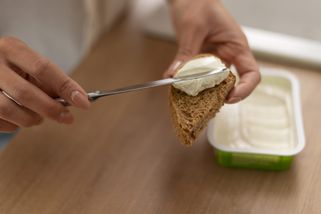 Nejlepší tavené sýry ze supermarketu. Češi je kupují ve velkém, protože stojí jen pár korun a chutnají lépe než ty drahé