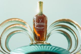 Panák za 130 000 Kč? Do české sbírky zamířila ultravzácná lahev skotské whisky, potěší nejen fanoušky F1 - Garáž.cz