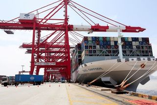 Čínský vývoz zaskočil experty. Místo růstu nečekaně klesl - Novinky