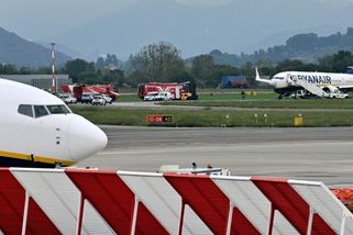 Nové záběry tragédie: Kamera zachytila, jak muže nasál motor letadla. Personál si hrůzou zakrýval oči