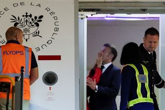 Macronová praštila manžela do obličeje. Incident zachytila kamera - Novinky