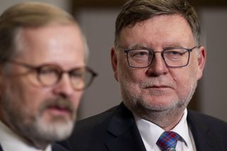 Vláda přidá státním zaměstnancům od ledna 1400 korun - Novinky