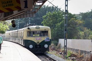 Špína a švábi. Za žádnou cenu nejezděte v Indii dálkovým vlakem, varuje turista - Novinky