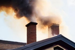 Chybějící revizi komínu začaly úřady pokutovat. Vztahuje se na všechny typy kotlů i kamen a občan musí ukázat doklad ne starší než 1 rok