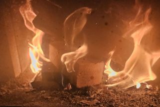 Lidé si k tepelnému čerpadlu začali pořizovat kamna na dřevo. Správné zapojení výrazně snižuje náklady na vytápění