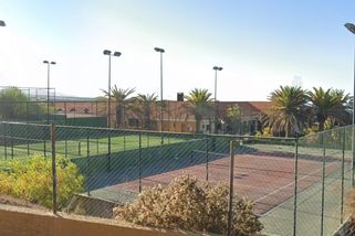 Bezdomovci nelegálně zabrali celý hotelový komplex. Majitelka za ně musí platit elektřinu a nemůže se jich zbavit