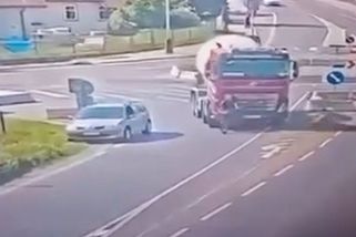 Děsivé video z nehody cyklistky v Žatci. Za výjezdem z kruhového objezdu ji přejel těžkotonážní vůz - Novinky