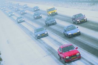 Kvíz o zimním provozu: Znáte symboly používané na pneumatikách a tušíte, co dělat při smyku? - Garáž.cz