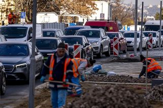 FOTO: Praha stála v kolonách. Kolaps dopravy před prodlouženým víkendem - Novinky