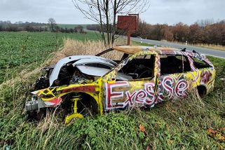 „Kdo by uklízel cizí bordel.“ Vrak po nehodě rok a půl hyzdí přírodní park Oderské vrchy - Novinky
