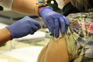 První výsledky očkování v lékárnách. Přišli lidi, co se nikdy neočkovali - Seznam Zprávy