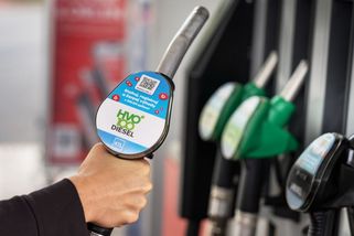 Na českých čerpačkách se objevuje nové palivo. Má označení HVO 100 a prý je to budoucnost paliv, která by spalovákům mohla prodloužit život - Garáž.cz