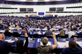 Rána českému autoprůmyslu? Europoslanci schválili konec spalovacích motorů - Seznam Zprávy