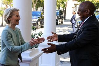 EU sype miliardy eur do JAR, kde je utlačována demokracie - Novinky