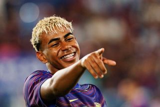 Rozmazlený Yamal se nechce zvednout ani pro jídlo. Kouči Flickovi s ním dochází trpělivost