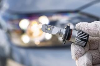 První automobilka v Česku nabízí výměnu halogenových žárovek za LED. Týká se dvou modelů