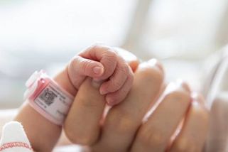 Brazilku zradila antikoncepce. Fotky novorozence s tělískem v ruce obletěly svět